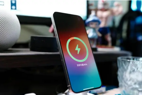 屏山苹果15换屏服务分享用什么充电器给iPhone15充电更好 